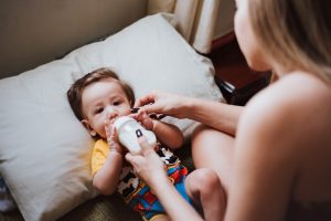 Greseli de ingrijire a bebelusului pe care parintii aflati la primul copil le vor face mereu
