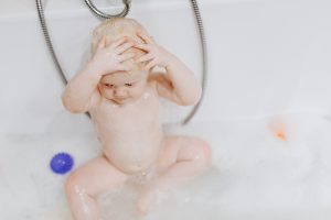 Teama de baita si igiena micutului in primele luni de viata. Cum il ajutam sa treaca peste aceasta teama mai usor?