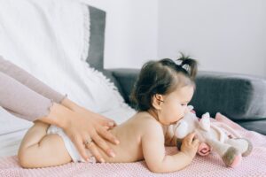 Masajul, un moment de relaxare pentru bebe, cu multiple beneficii pentru organismul sau