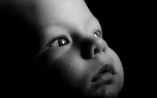 Cum sa ai grija de ochii bebelusului in primele saptamani si ani de viata? Cele mai bune sfaturi de la specialisti