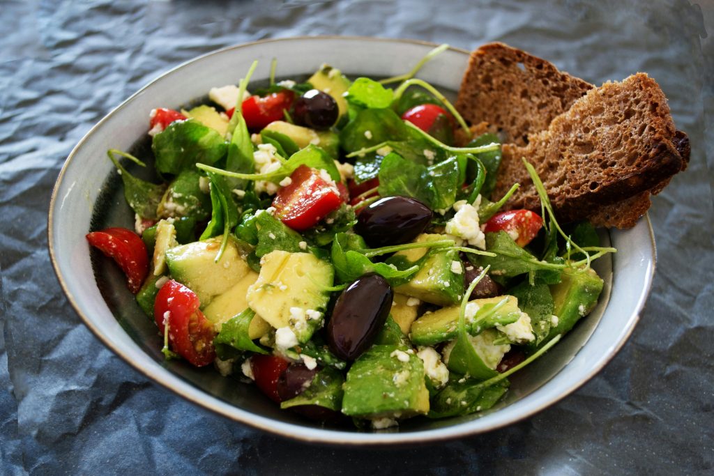 Salata in sarcina. Cat de sigura este si ce fel de tipuri de salate poti consuma zi de zi?