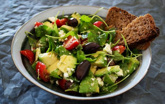 Salata in sarcina. Cat de sigura este si ce fel de tipuri de salate poti consuma zi de zi?