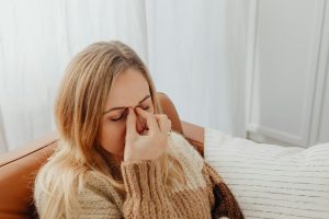 Durerile de cap din timpul nasterii si de dupa nastere, in perioada postpartum. De ce apar si ce putem face sa amelioram simptomatologia?
