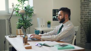 Serviciile de scriere articole financiare, un colac de salvare pentru promovarea afacerilor din domeniul financiar