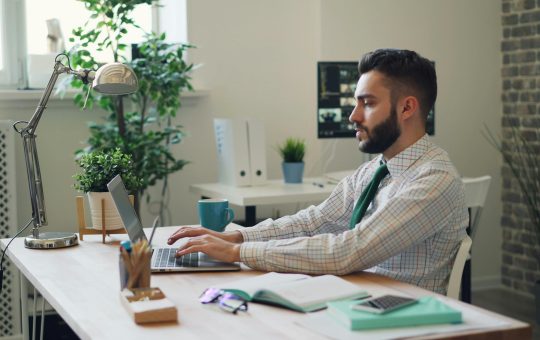 Serviciile de scriere articole financiare, un colac de salvare pentru promovarea afacerilor din domeniul financiar
