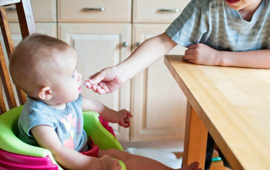 Introducerea alimentelor, ingredientelor solide in dieta bebelusului. Reguli si atentionari importante