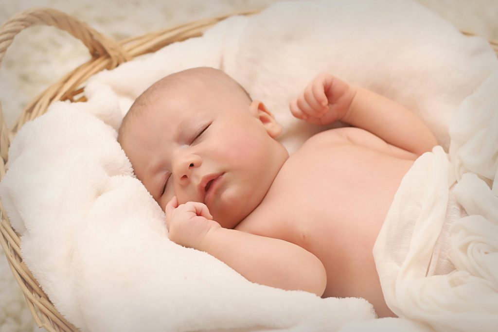 Sleep training pentru bebelusi. Ce este si ce metode se pot folosi pentru adormirea mai usoara a copilului mic?