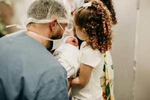 Scurta istorie a nasterii. De la moase la salile de nastere