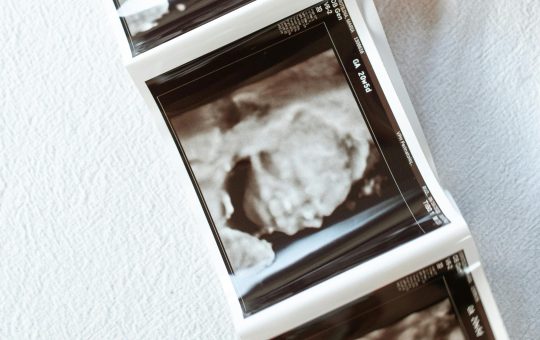 Bebelusii plang sau scot sunete cat se afla in uterul mamei?