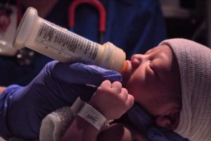 Refluxul sau regurgitarea la bebelusi. Cauze, simptome si preventie